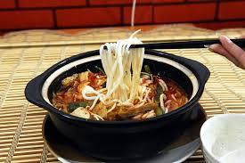 Y08. 砂锅红烧牛肉米线 Braised Beef Rice Noodle