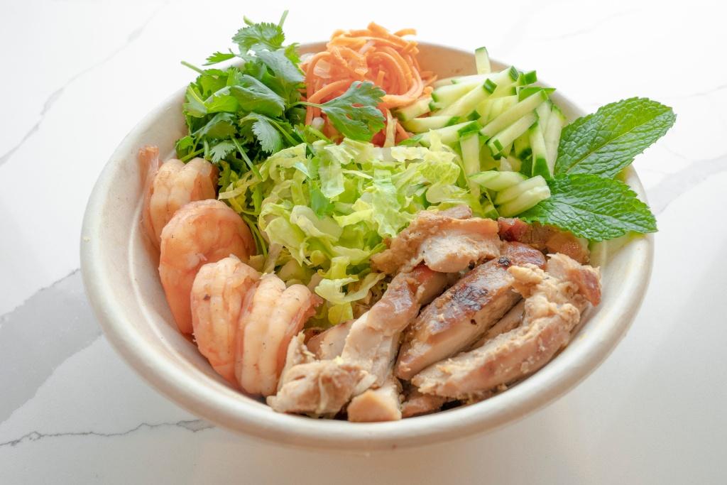 C3. Salad w/Grilled Lemongrass Chicken & Grilled Shrimp